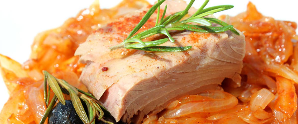 Atún encebollado al romero