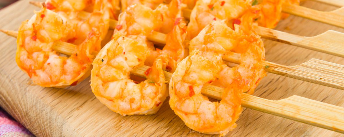 Brochetas de langostinos