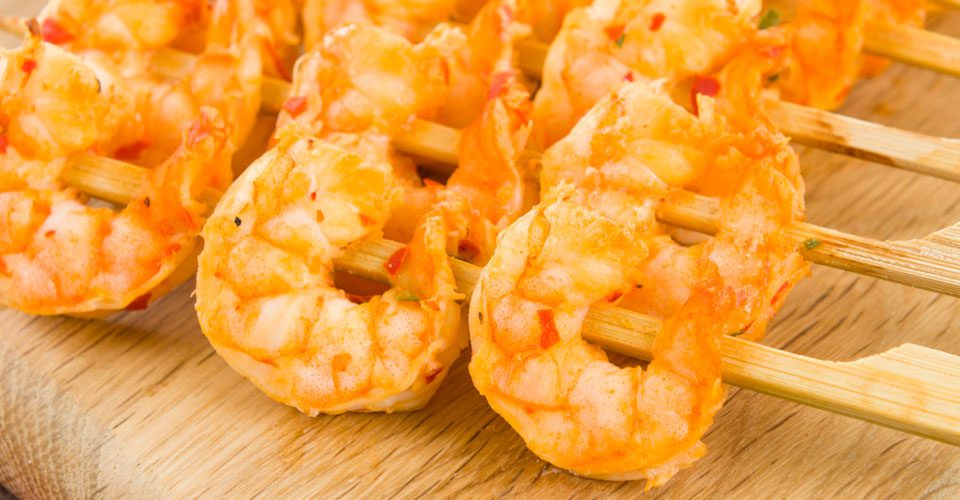 Brochetas de langostinos