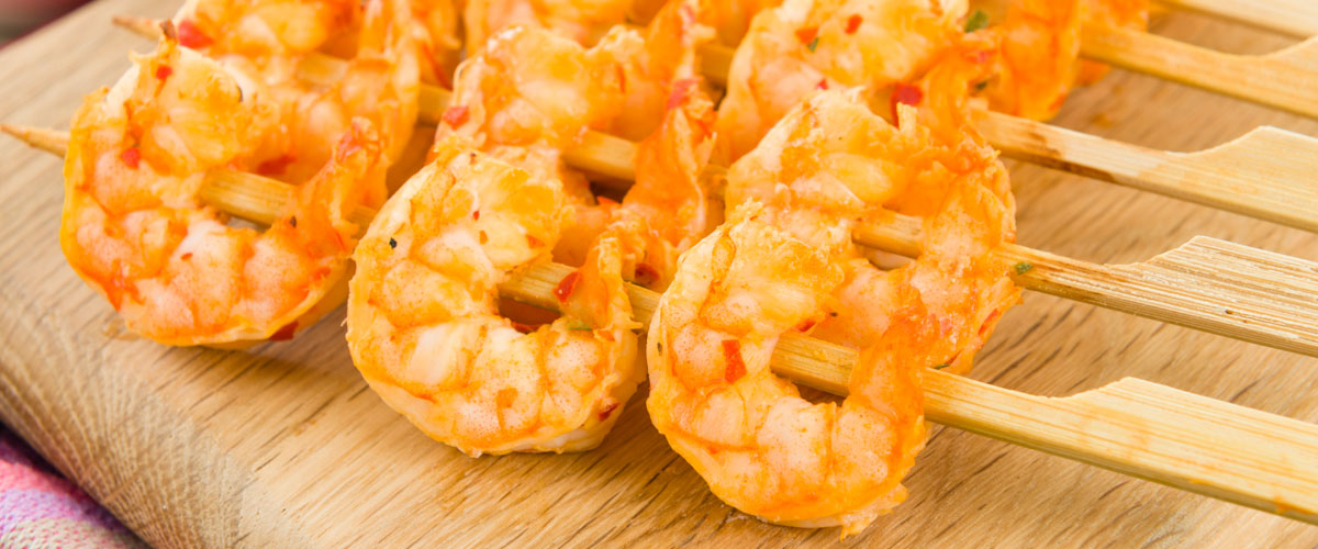 Brochetas de langostinos
